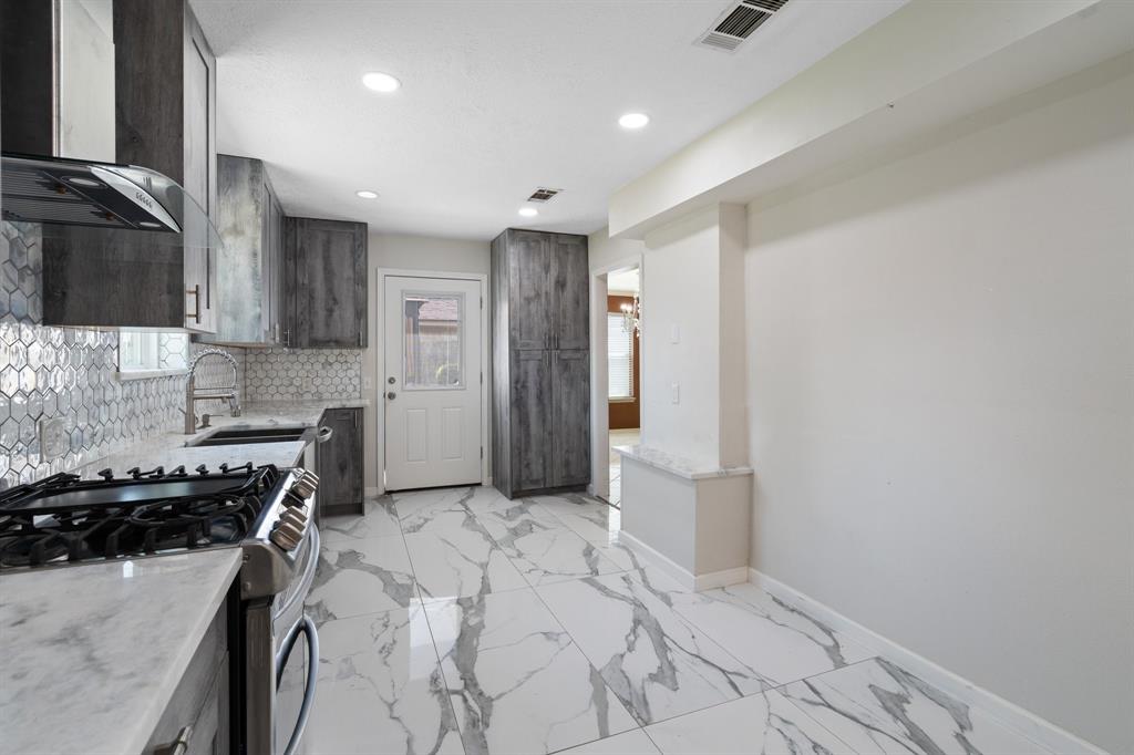 606 Pinebrook Lane, Baytown, Texas image 19
