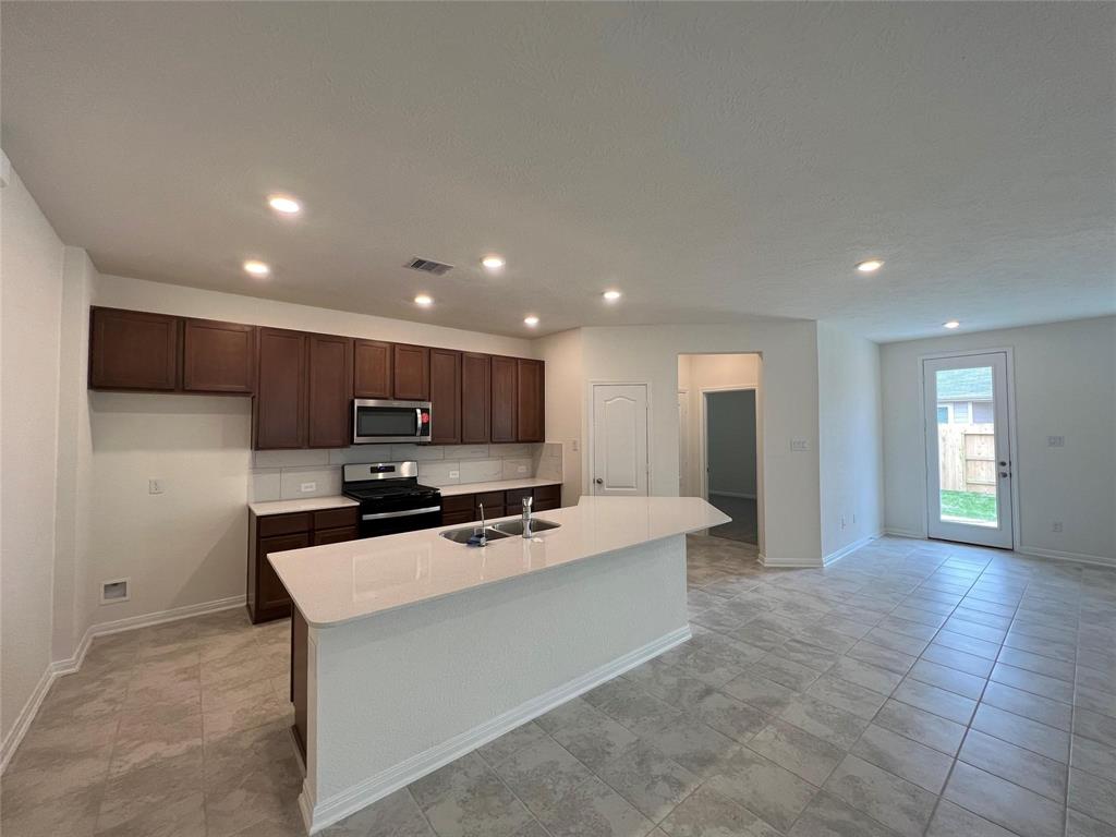 2107 Katalonia Lane, Fresno, Texas image 6