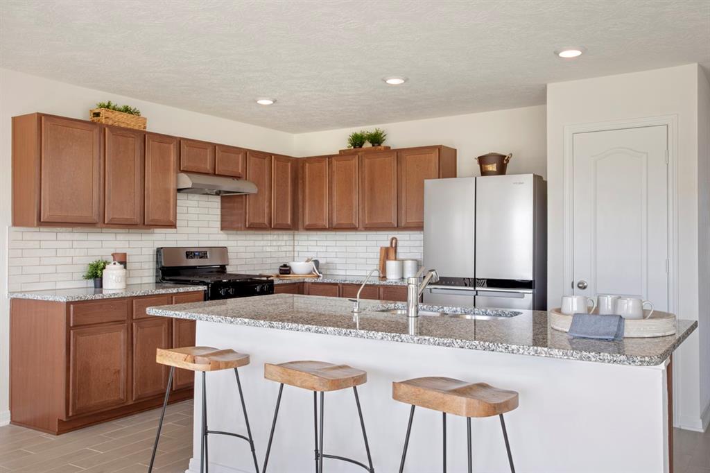 657 Imperial Loop, Alvin, Texas image 3