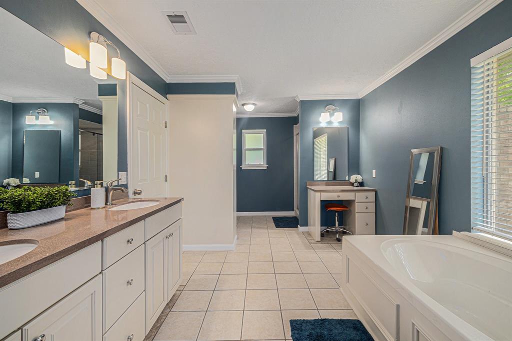 8 Wind River Court, Conroe, Texas image 22