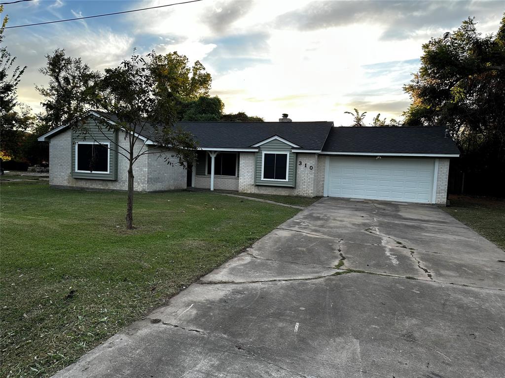 310 Belanger Street, Clute, Texas image 2