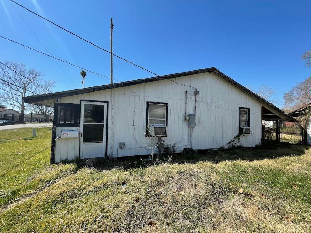 208 E Bernard Street, Clute, Texas image 2
