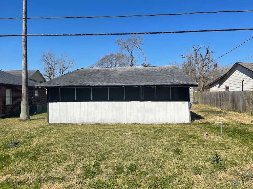 208 E Bernard Street, Clute, Texas image 1