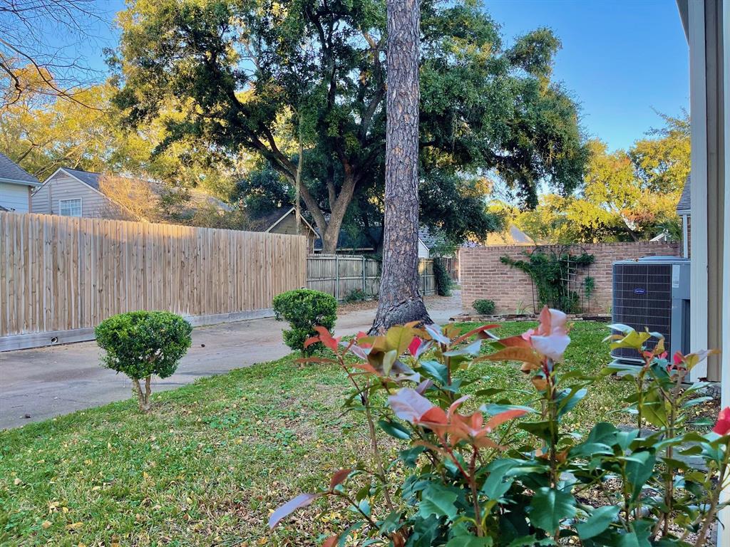 707 Center Hill Drive, Houston, Texas image 37