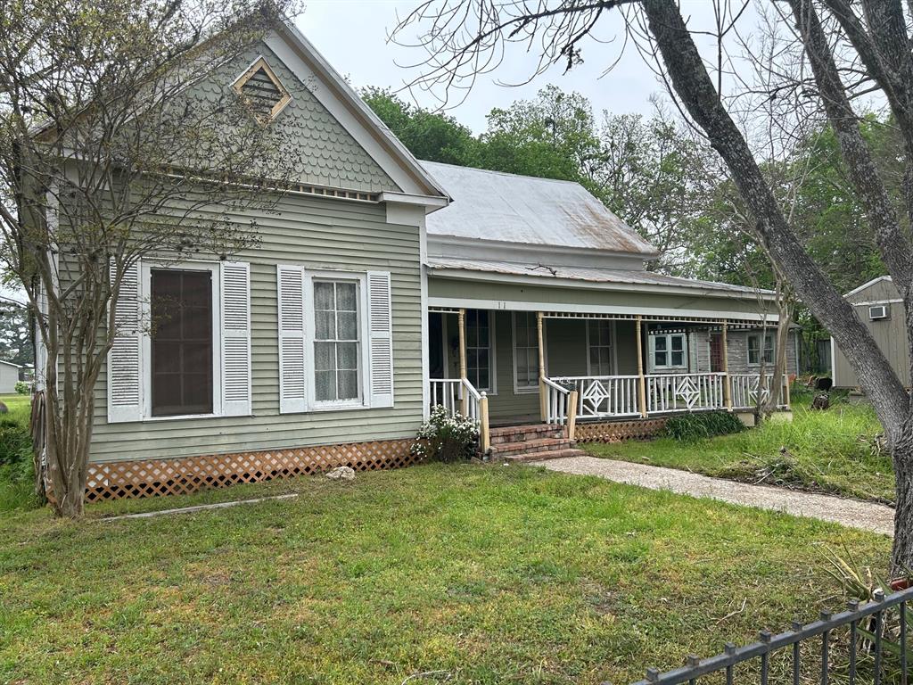 211 205 206 E Thigpen St, Carmine, Texas image 1