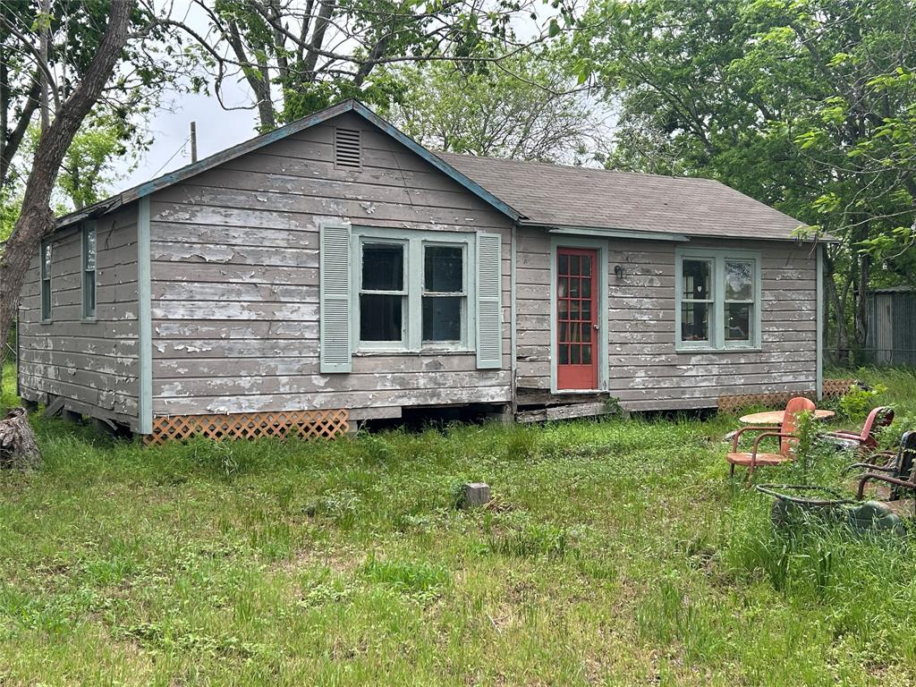 211 205 206 E Thigpen St, Carmine, Texas image 3