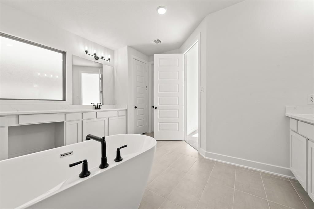 1027 Windy Creek Path, Conroe, Texas image 14