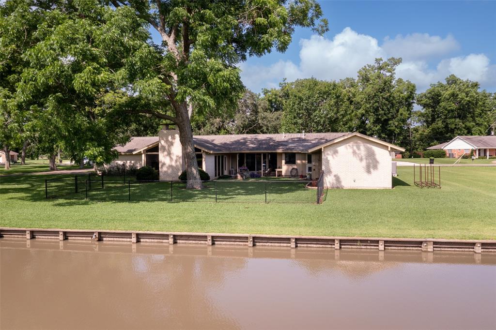 613 Bolling Green Drive, Wharton, Texas image 9