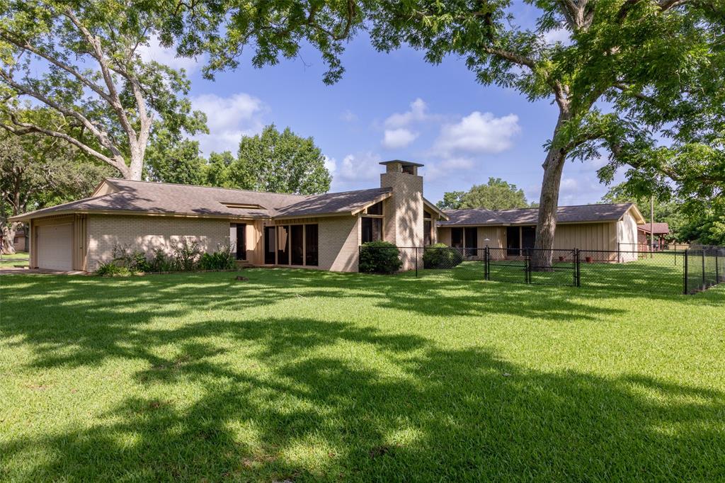 613 Bolling Green Drive, Wharton, Texas image 6