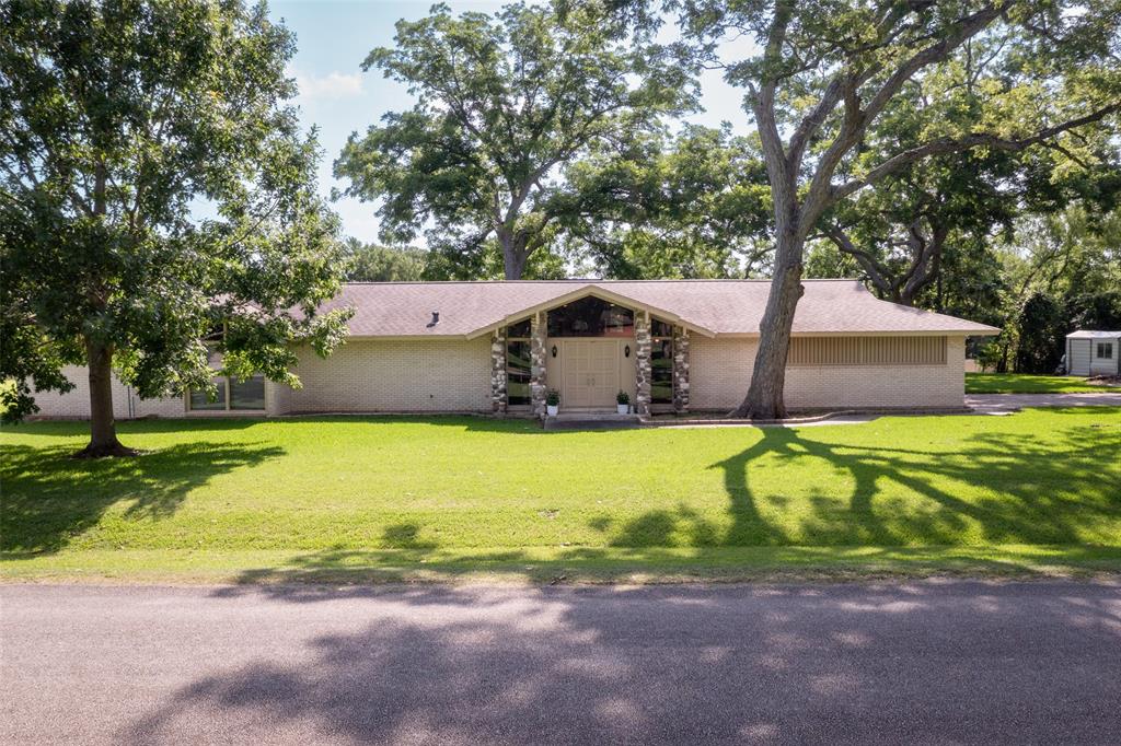 613 Bolling Green Drive, Wharton, Texas image 2