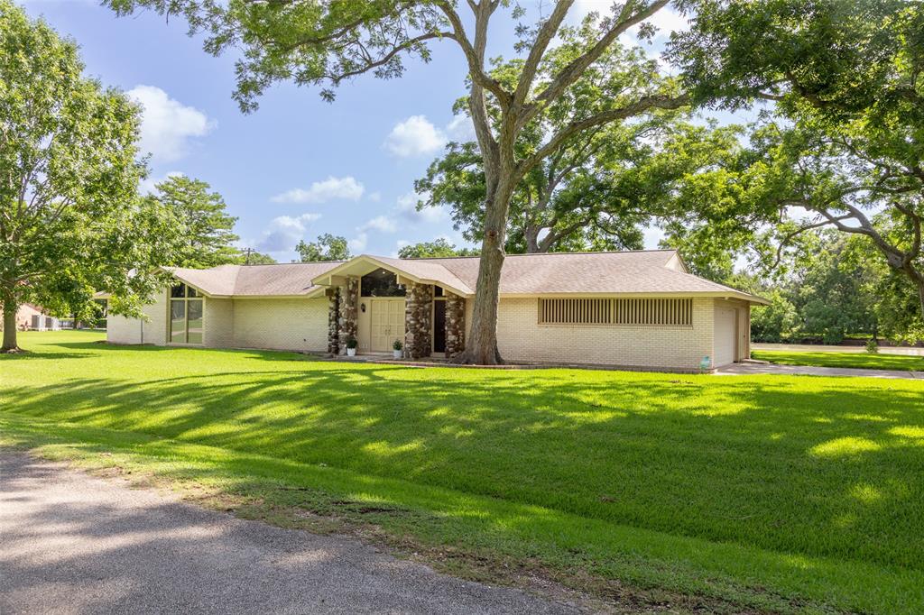 613 Bolling Green Drive, Wharton, Texas image 3