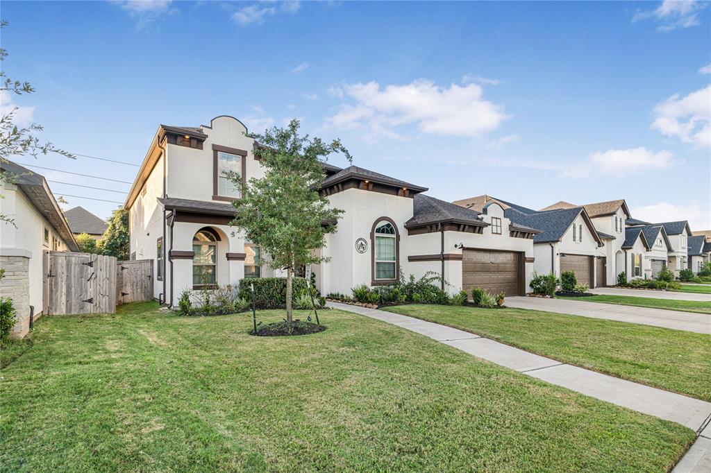 4726 Clear Creek Drive, Sugar Land, Texas image 3