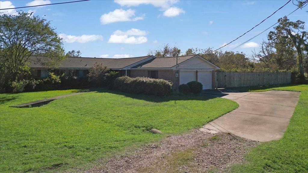 134 Creekwood Drive, Freeport, Texas image 2
