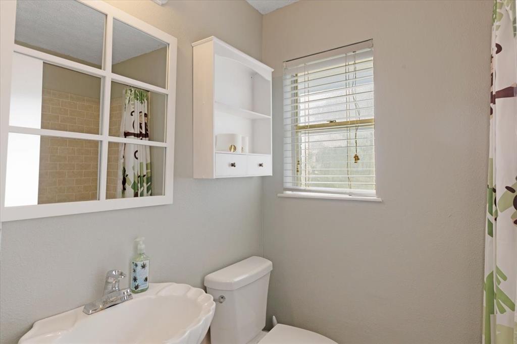 134 Creekwood Drive, Freeport, Texas image 21
