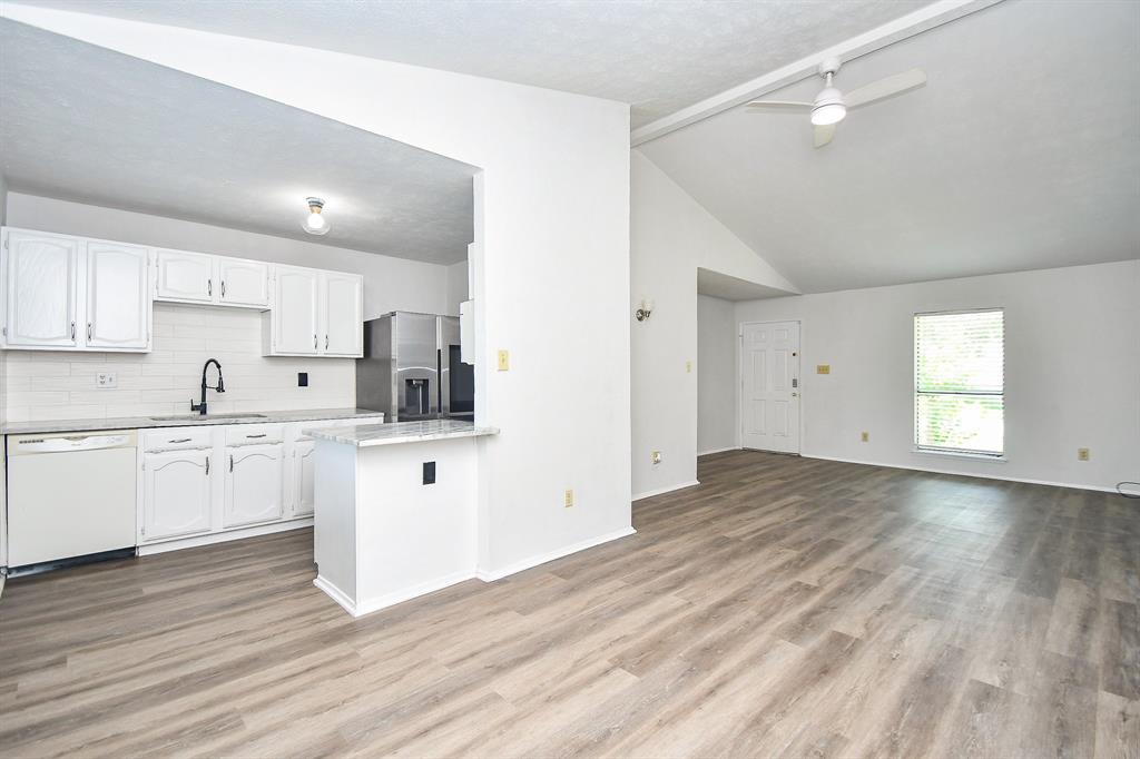 6915 Jeb Stuart Drive, Richmond, Texas image 5