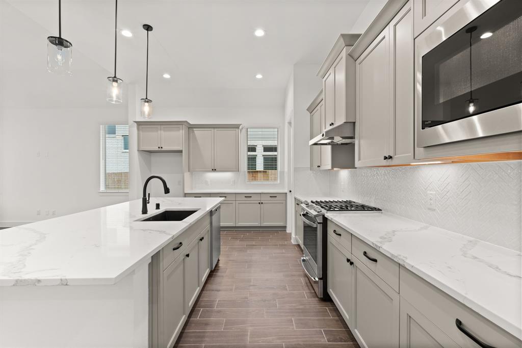 18220 Saffron Sun Street, Conroe, Texas image 3