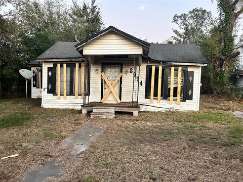 Homes For Sale - 8914 W Lanewood Drive<br/> Houston, TX 77016