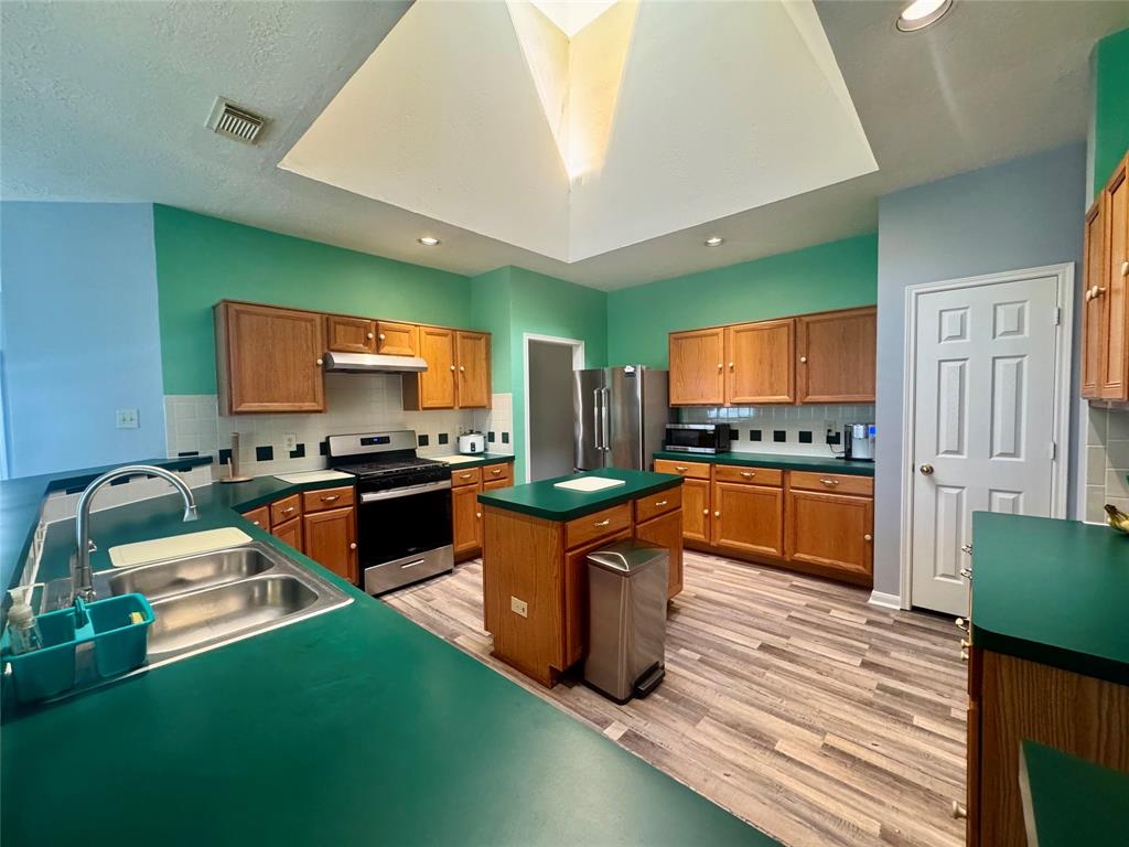 2014 N Mission Circle, Friendswood, Texas image 9
