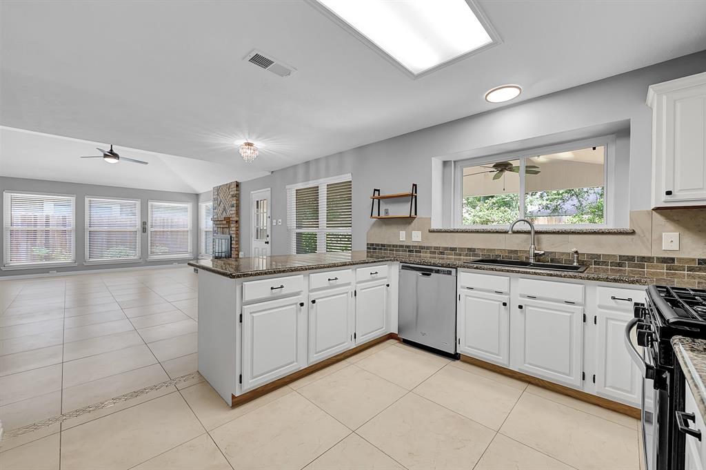 1809 Palo Duro Street, Friendswood, Texas image 10