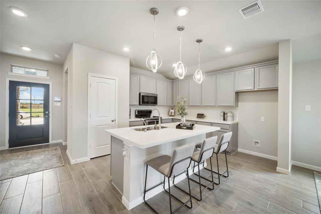 223 Magnolia Laurel Drive, Alvin, Texas image 2