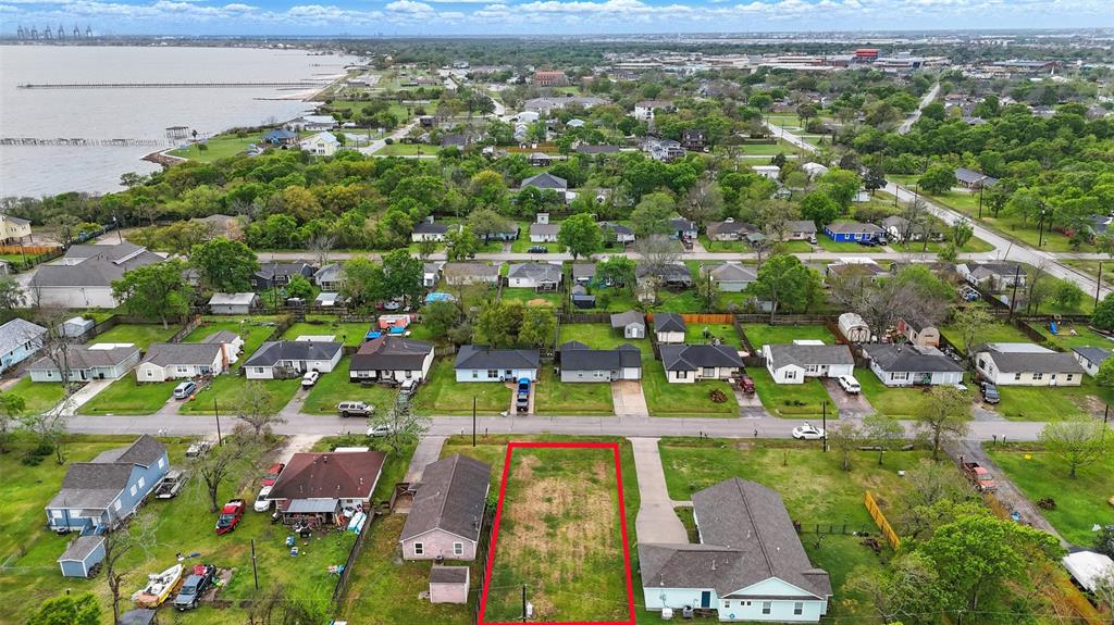 S Holmes Street, La Porte, Texas image 5