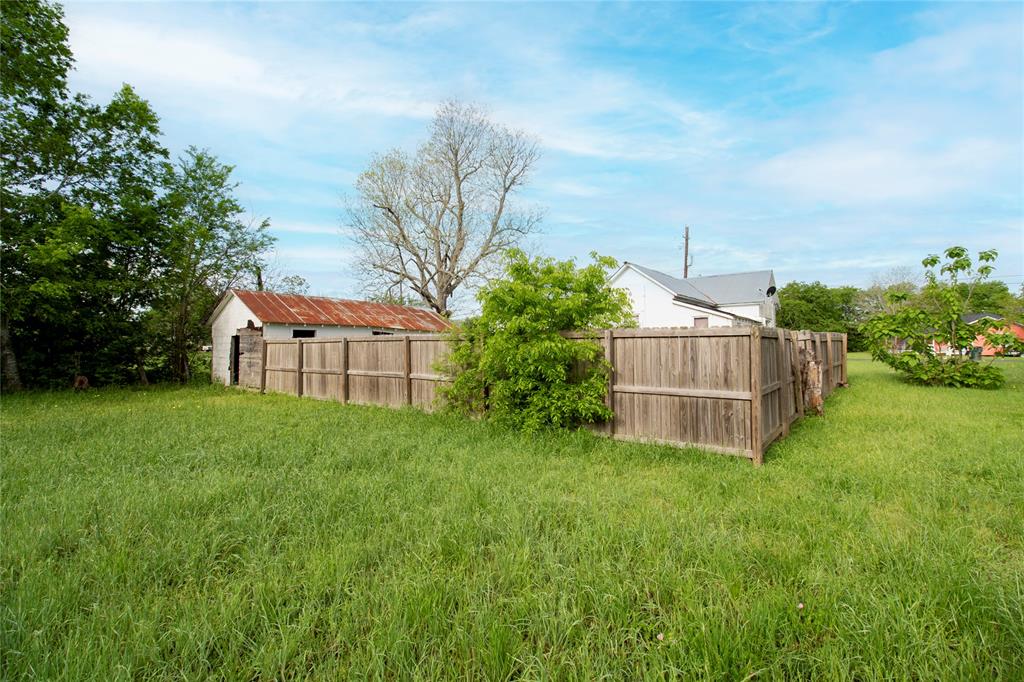 509 511 S Saint Andrews Street, Weimar, Texas image 4