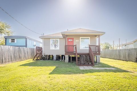 Photo of 725 10th Street, Dickinson, TX 77539 (MLS # 27133400)