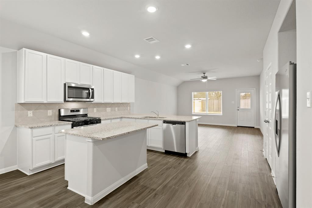 16932 Hazelnut Drive, Conroe, Texas image 6