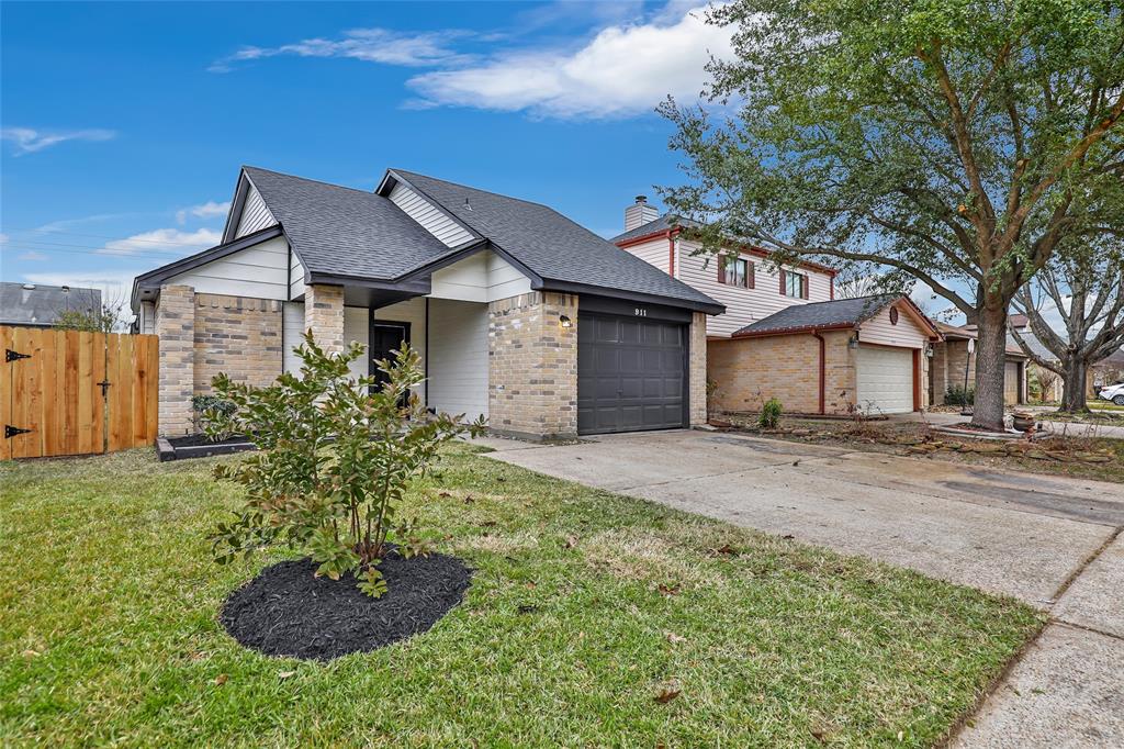 911 Briarcreek Drive, Baytown, Texas image 2