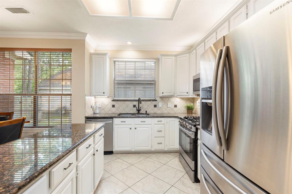 26 E Trillium Circle, The Woodlands, Texas image 8