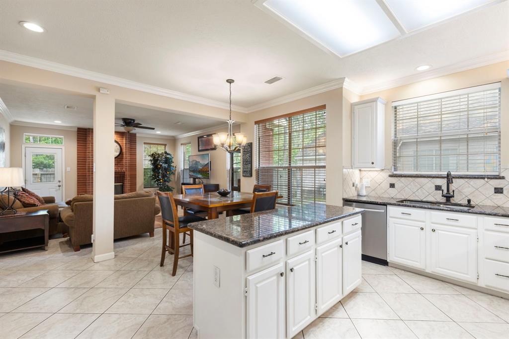 26 E Trillium Circle, The Woodlands, Texas image 9