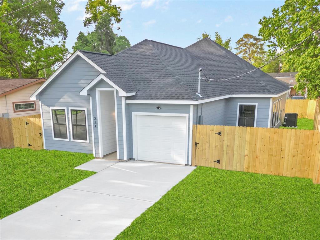 314 E Republic Avenue, Baytown, Texas image 2