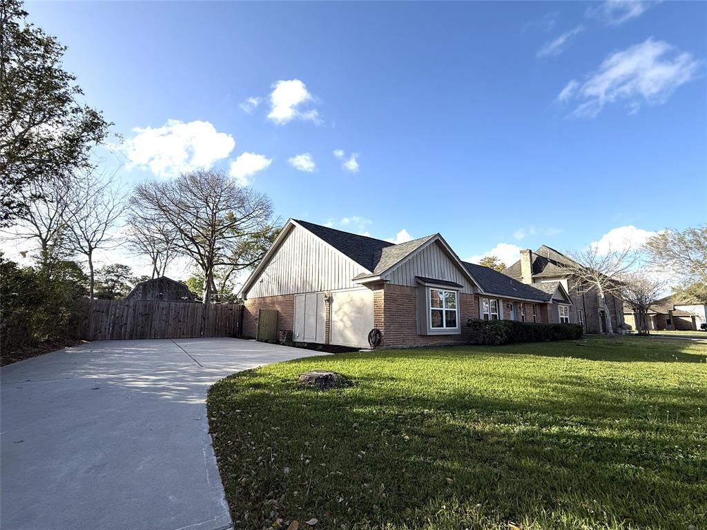 301 Old Bayou Drive, Dickinson, Texas image 2