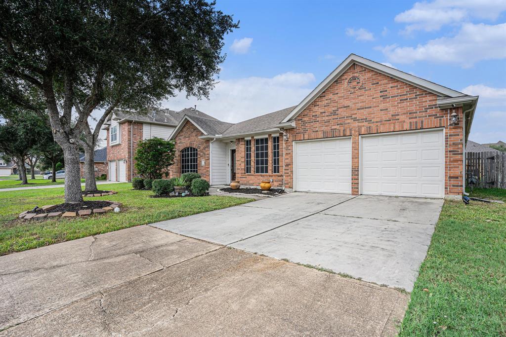 1753 Silver Bend Drive, Dickinson, Texas image 2