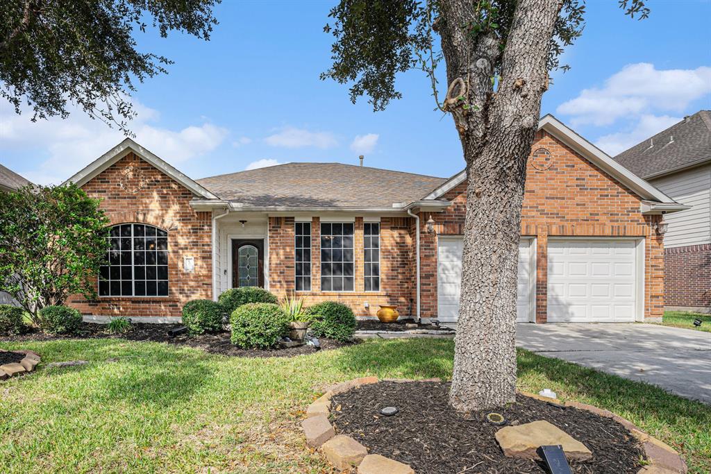 1753 Silver Bend Drive, Dickinson, Texas image 3