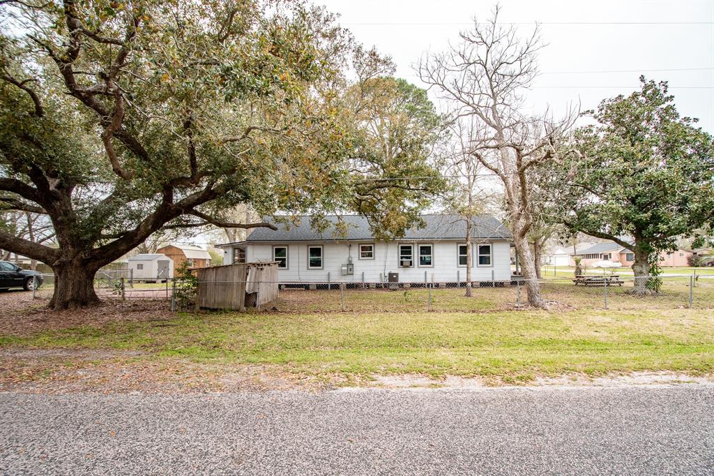 601 Beaumont Street, Anahuac, Texas image 5