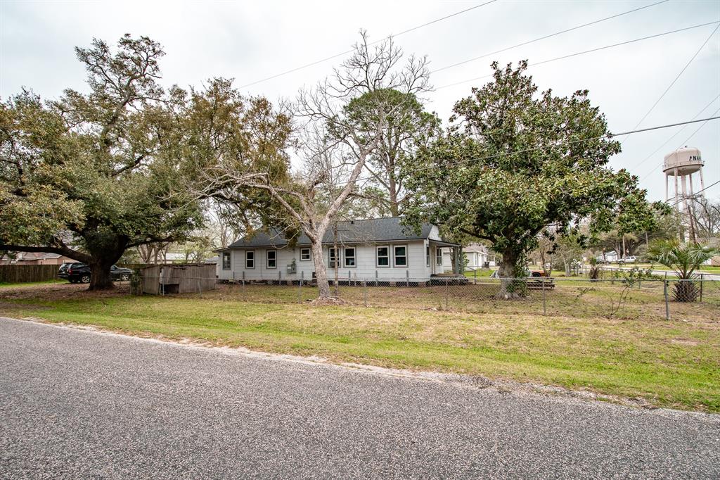 601 Beaumont Street, Anahuac, Texas image 4