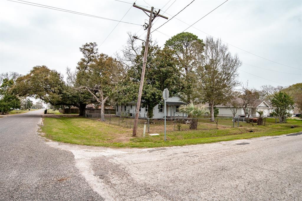 601 Beaumont Street, Anahuac, Texas image 3