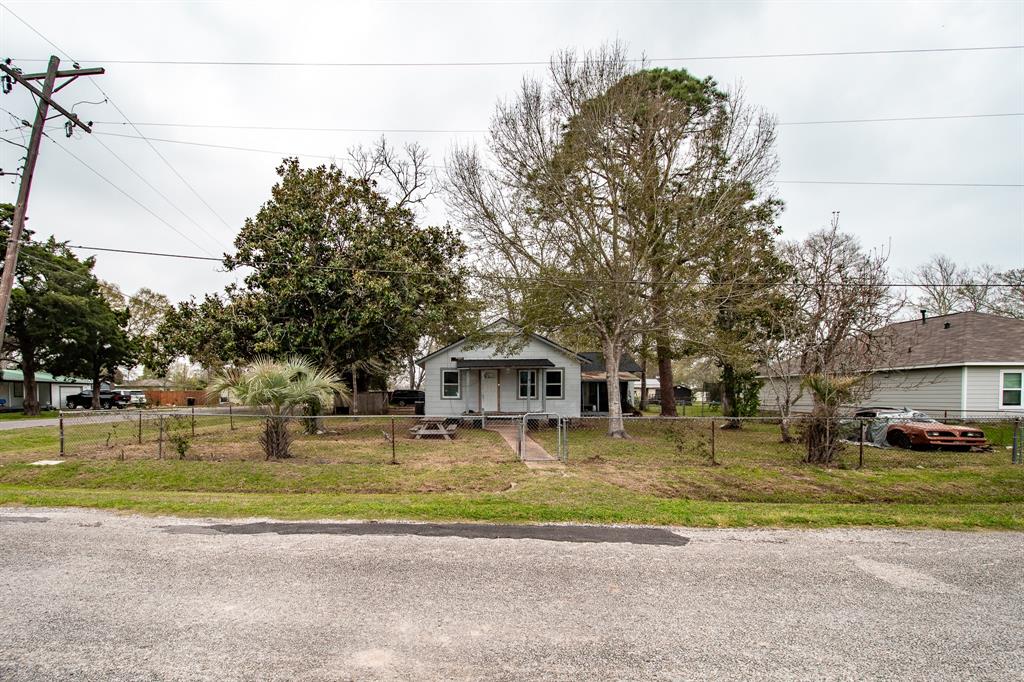 601 Beaumont Street, Anahuac, Texas image 2