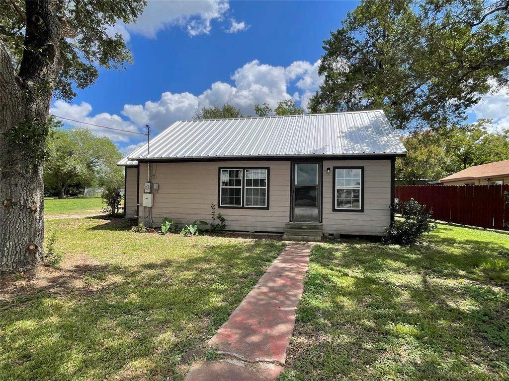 110 Sabla Street, El Campo, Texas image 2