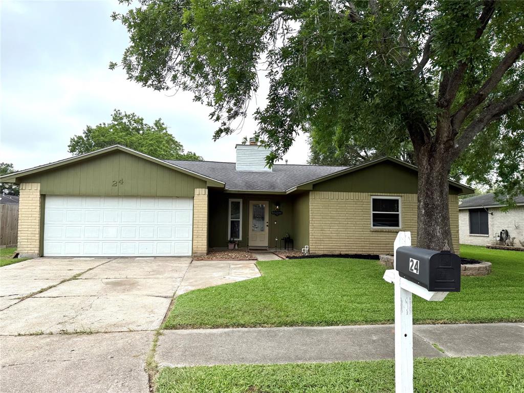 24 Wagon Lane Loop, Angleton, Texas image 1