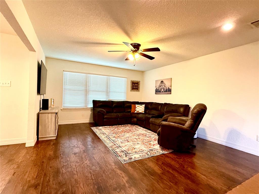 24 Wagon Lane Loop, Angleton, Texas image 6