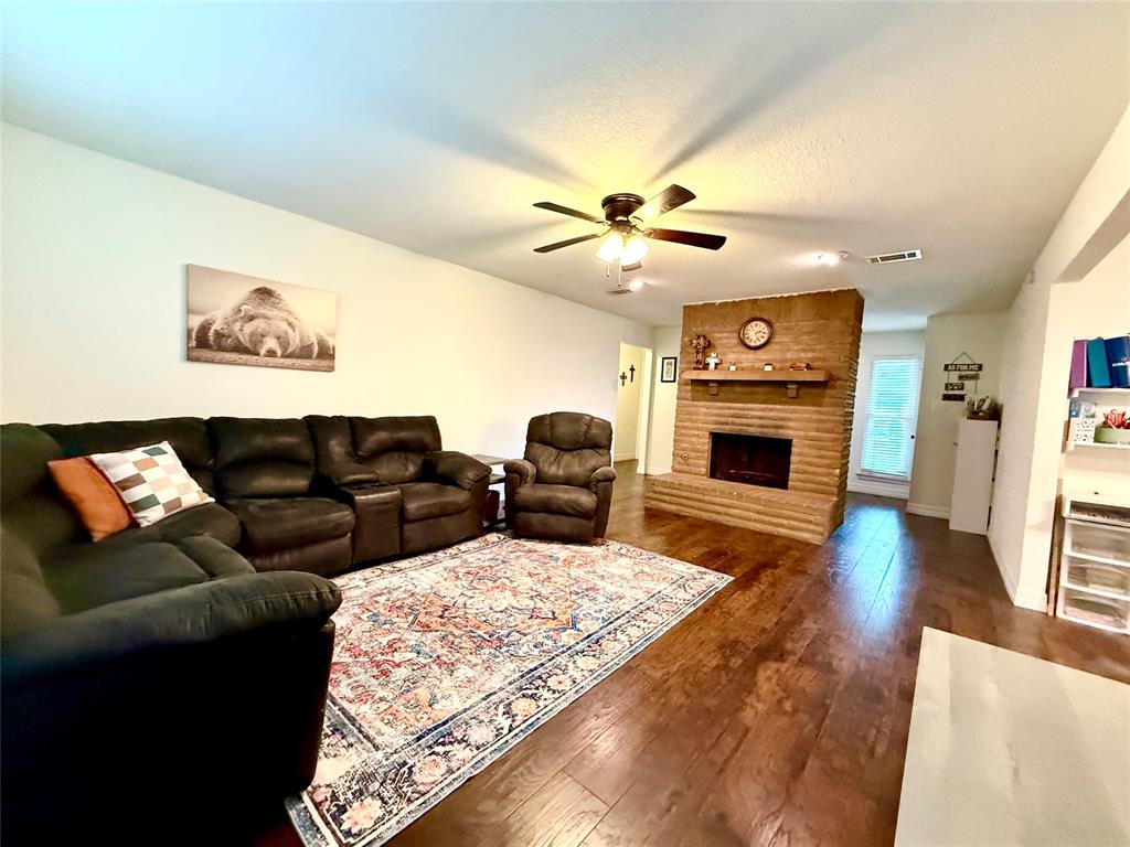 24 Wagon Lane Loop, Angleton, Texas image 4