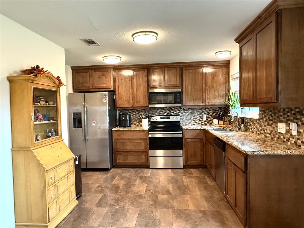 24 Wagon Lane Loop, Angleton, Texas image 7
