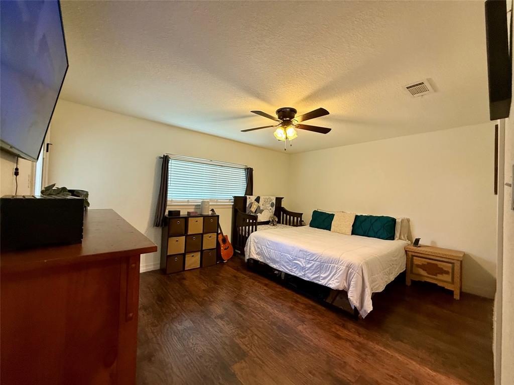 24 Wagon Lane Loop, Angleton, Texas image 13