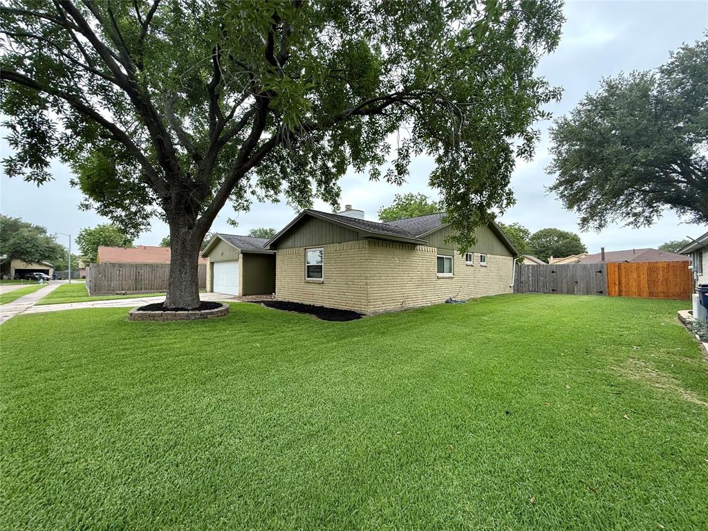 24 Wagon Lane Loop, Angleton, Texas image 17