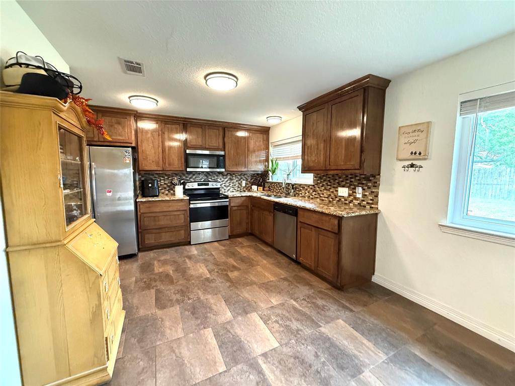 24 Wagon Lane Loop, Angleton, Texas image 8