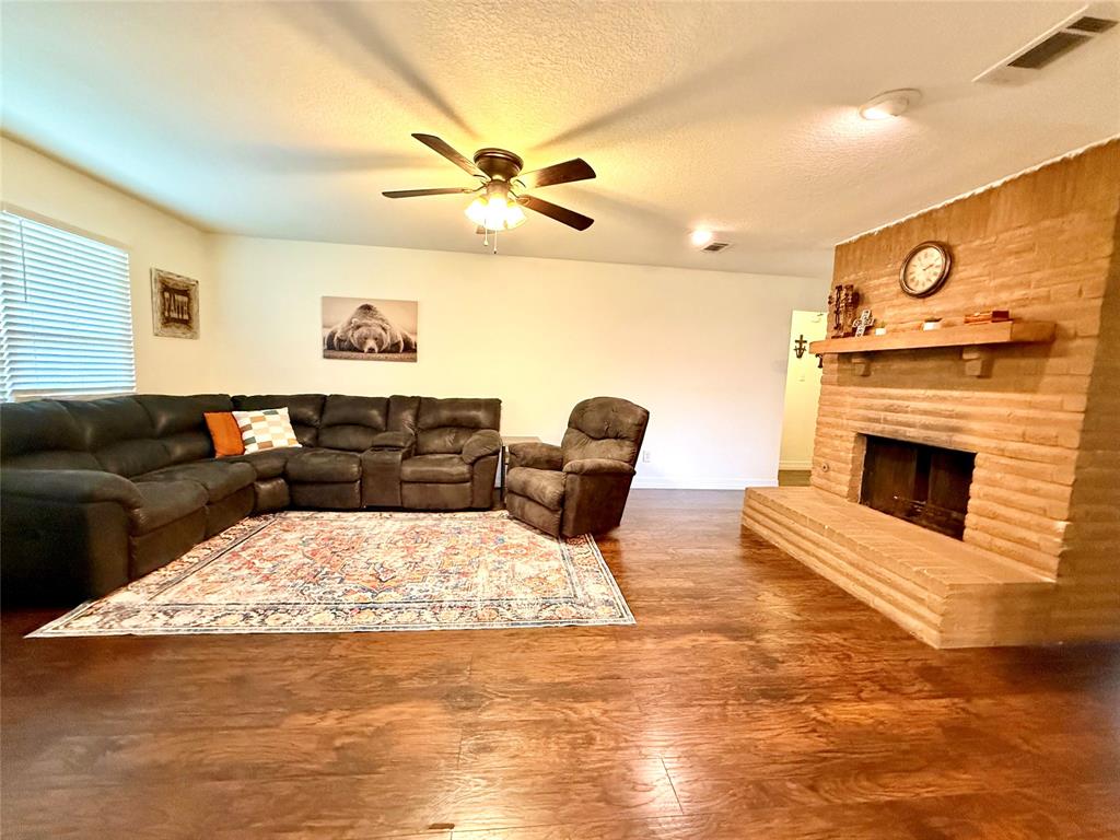 24 Wagon Lane Loop, Angleton, Texas image 5