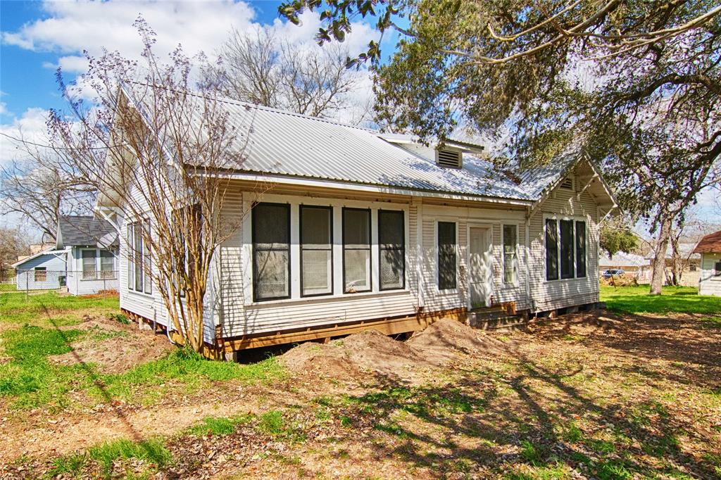 106 Lay Street, Hallettsville, Texas image 2