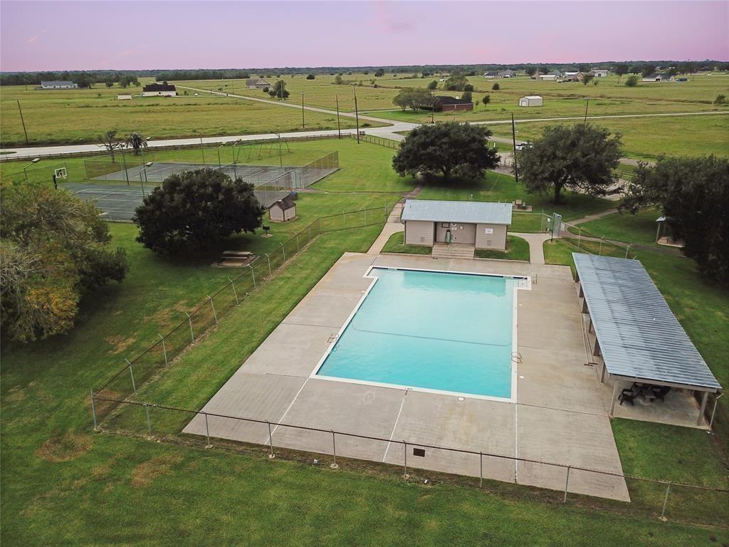 106 Horse Shoe Trail, Angleton, Texas image 8